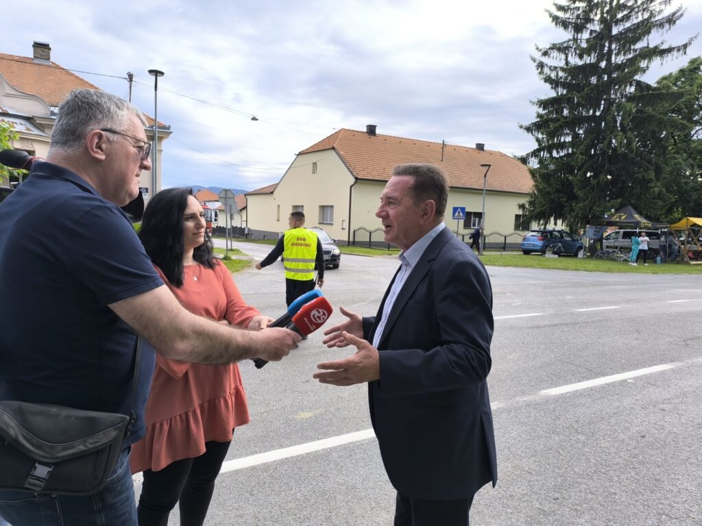 Načelnik Pavetić daje intervju za biciklistički maraton