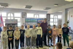 Mali detektivi upoznali velikog pisca: Kovačevićev posjet PŠ Slavonski Kobaš