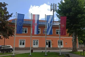 Jarboli sa zastavama zablistali ispred zgrade Općine Oriovac