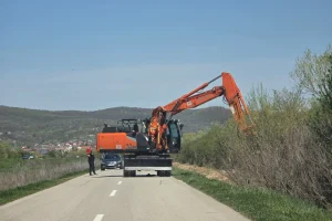 Čišćenje granja kraj ceste prema Kobašu