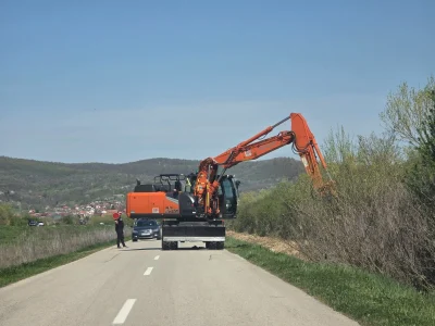 Čišćenje granja kraj ceste prema Kobašu